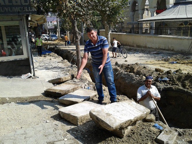 Belediyenin Kazdığı Çukurdan, Tarihi Mezar Taşları Çıktı