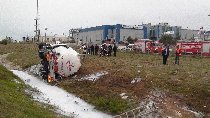 Otobanda Mazot Yüklü Kamyon Devrildi