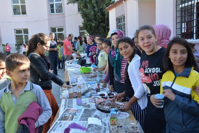 Öğrencilerden Şehitler İçin Kermes