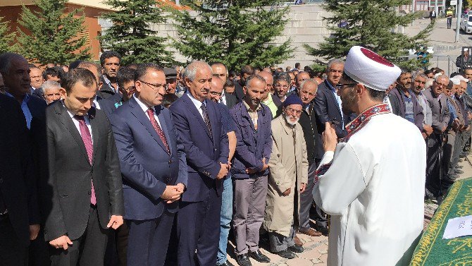 Adalet Bakanı Bekir Bozdağ, Akrabasının Cenaze Namazına Katıldı