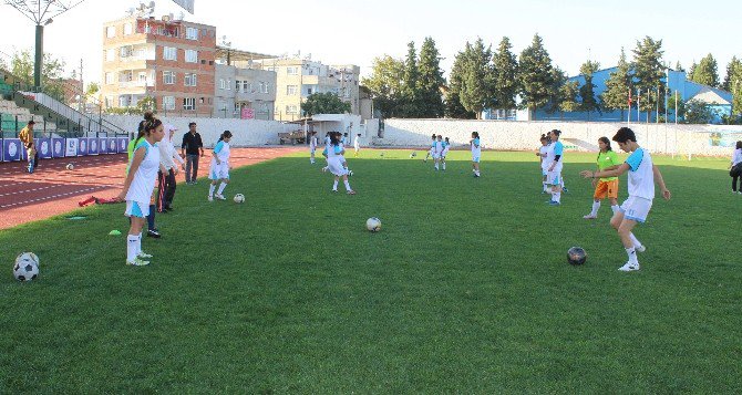 Adıyaman’ın İlk Ve Tek Kız Futbol Takımı Bu Yıl 3. Lig’de Oynayacak