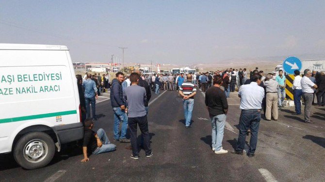 Ölümlü Kazaları Protesto Eden Vatandaşlar, Konya Yolunu Trafiğe Kapattı