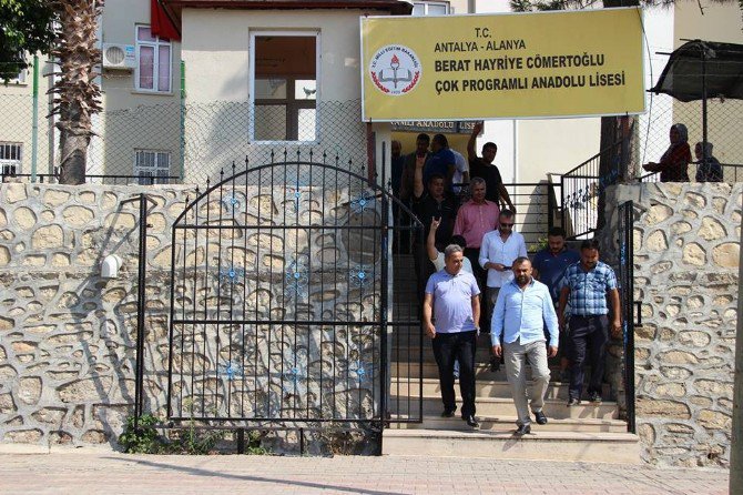 Antalya’da Panodaki Şehit Fotoğrafının Öğretmen Tarafından Buruşturulup Atıldığı İddia Edilen Okulda Eylem