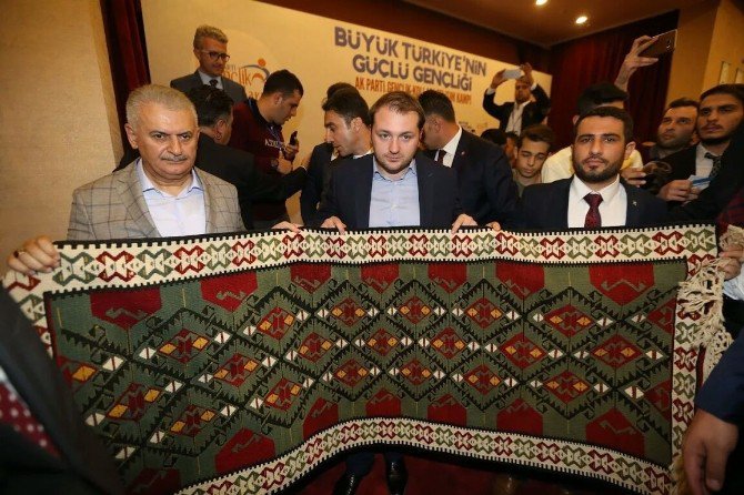 Van’dan Başbakan Yıldırım’a El Yapımı Kilim