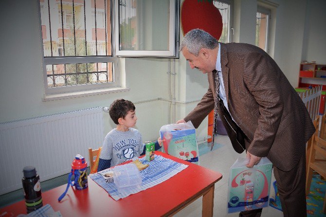 Başkan Baran, Minik Öğrencilere Kitap Dağıttı