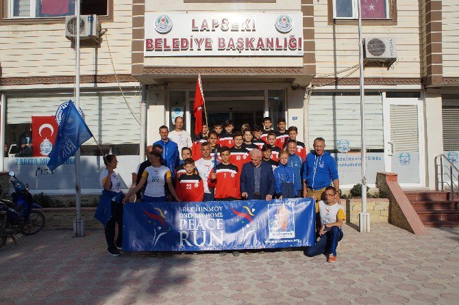 Dünya Barış Koşusu Gönüllüleri Lapseki’de