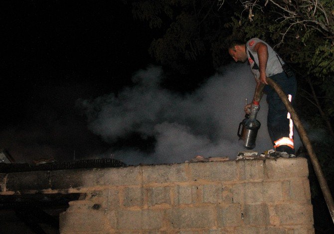 Gece Yarısı Çıkan Yangın İtfaiyenin Müdahalesi İle Büyümeden Söndürüldü