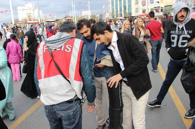 Yenibosna’daki Patlamanın Ardından İstiklal Caddesi’nde Çanta Ve Valizler Didik Didik Arandı