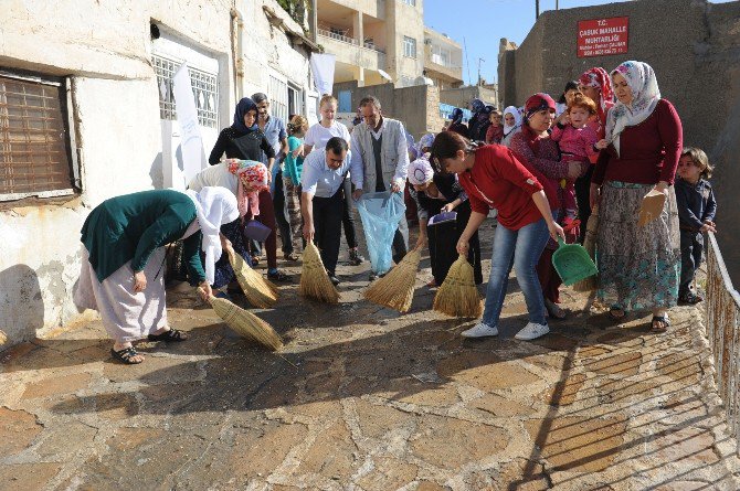 Kadın Ve Erkekler, Mardin’de Sokak Temizliği Yaptı