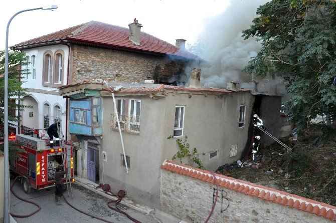 Tarihi Sokakta Çıkan Yangın Korkuttu