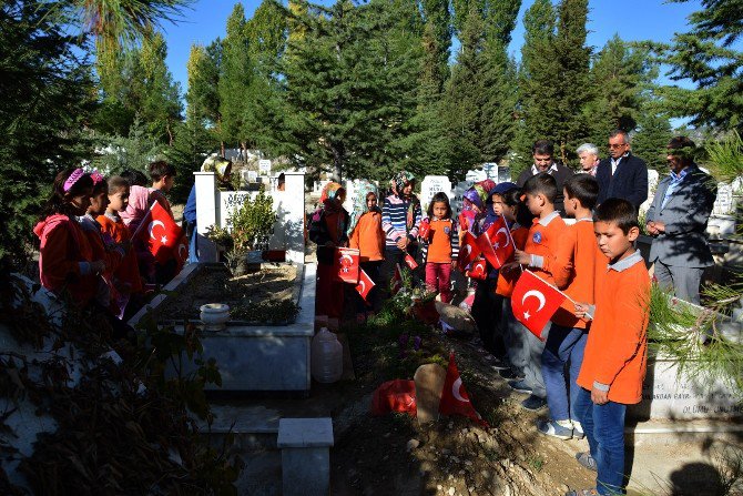 Öğrenciler, Şehit Ağaroğlu’nun Mezarını Ziyaret Etti