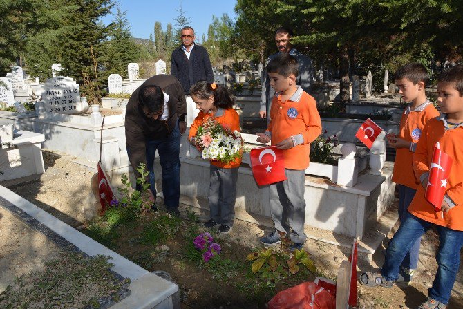 Öğrenciler, Şehit Ağaroğlu’nun Mezarını Ziyaret Etti