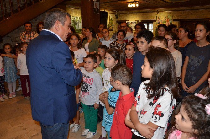 Kuşadası’nda Çocukların Belge Heyecanı