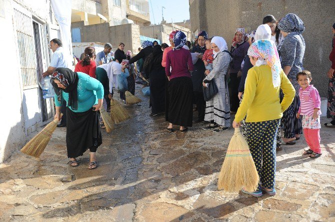 Kadın Ve Erkekler, Mardin’de Sokak Temizliği Yaptı