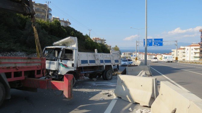 Freni Patlayan Kamyon Beton Bariyerlere Çarparak Durabildi