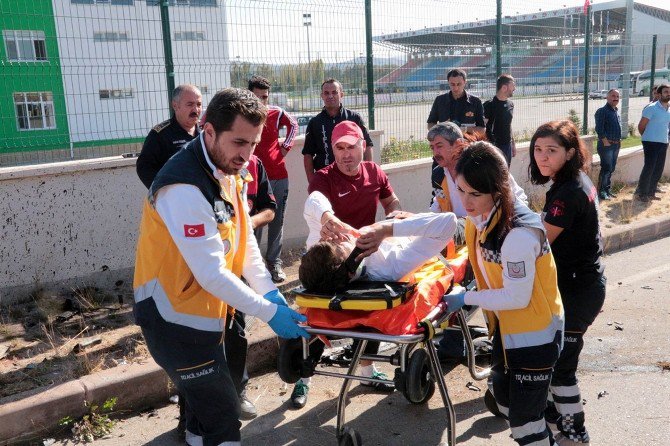 Antrenmanı Bırakıp, Kaza Yapan Otomobildeki Yaralılara Koştular