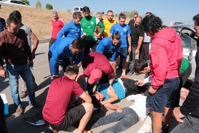 Antrenmanı Bırakıp, Kaza Yapan Otomobildeki Yaralılara Koştular