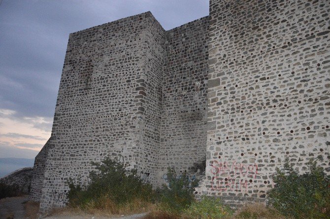 Tarihi Niksar Kalesi “İlanı Aşk Tahtasına” Döndü