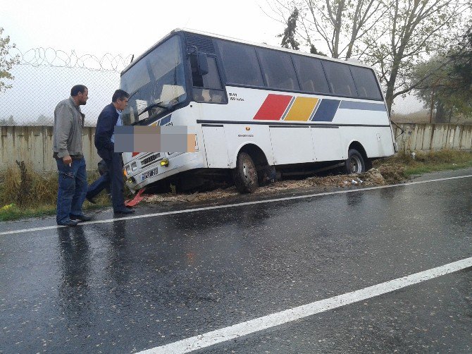 Yoldan Çıkan Belediye Otobüsü Duvara Çarptı