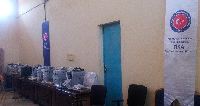 Nijer’de Agadez Üniversitesi’ne Ekipman Ve Malzeme Desteği