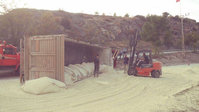 Tokat’ta Kil Yüklü Tır Devrildi: 1 Yaralı