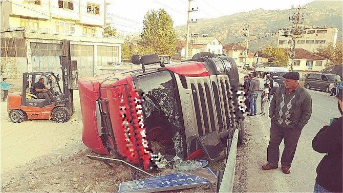 Tokat’ta Kil Yüklü Tır Devrildi: 1 Yaralı