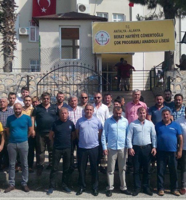 Antalya’da Panodaki Şehit Fotoğrafının Öğretmen Tarafından Buruşturulup Atıldığı İddia Edilen Okulda Eylem