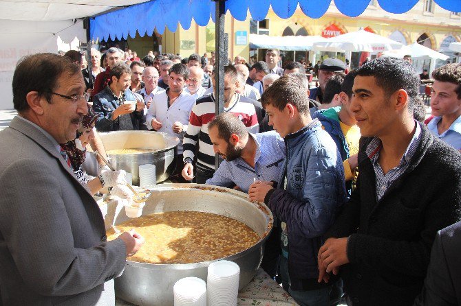 Palandöken Belediyesi Vatandaşlara Aşure Dağıttı