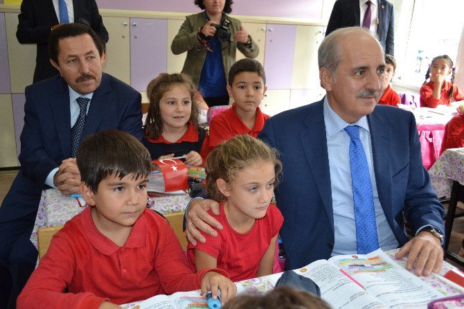 Numan Kurtulmuş, İmza Dağıttı