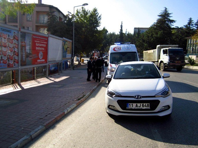 Otomobilinin Çarptığı Yaya Yaralandı, Aracın Ön Camı Çatladı