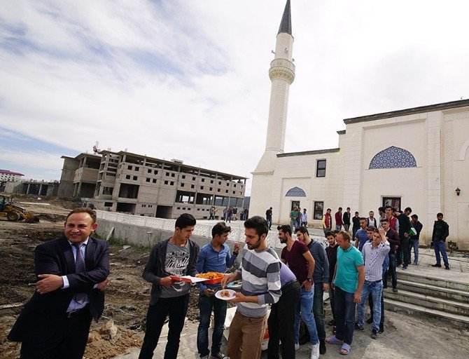 Hoca Ahmet Yesevi Camisinde İlk Cuma Namazı