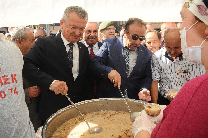 Çaycuma’da Vatandaşlara Aşure Dağıtıldı