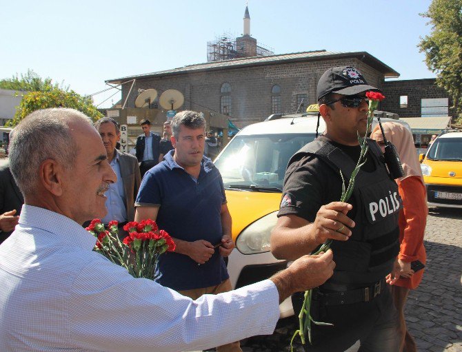 Diyarbakır’da 6-7 Ekim Olaylarında Öldürülen Yasin Börü Ve Arkadaşları Anısına Karanfil Dağıtıldı