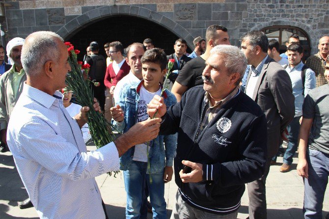 Diyarbakır’da 6-7 Ekim Olaylarında Öldürülen Yasin Börü Ve Arkadaşları Anısına Karanfil Dağıtıldı