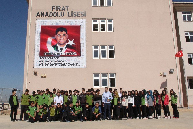 15 Temmuz’u Unutturmamak İçin Okula Şehidin ‘Dev Resmi’ Asıldı