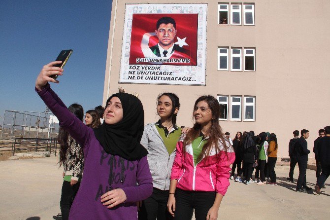 15 Temmuz’u Unutturmamak İçin Okula Şehidin ‘Dev Resmi’ Asıldı