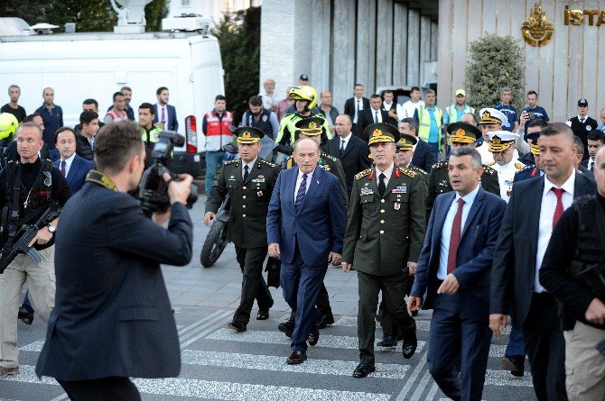 Genelkurmay Başkanı Akar, 15 Temmuz Şehidi İlhan Varank’ın Kabrini Ziyaret Etti