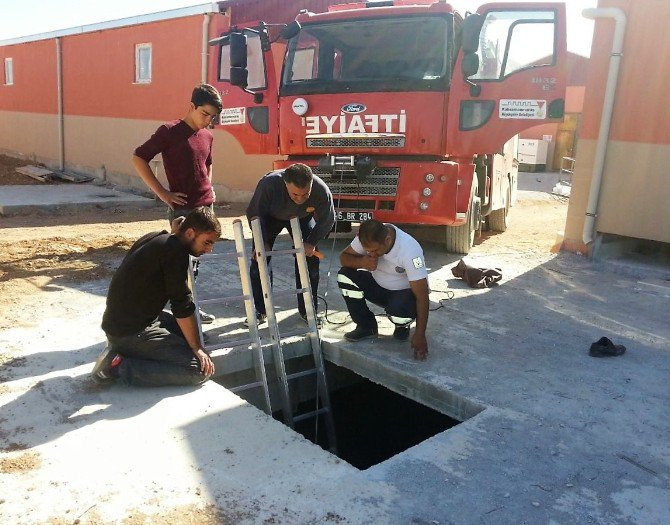 Çukura Düşen İşçiyi İtfaiye Kurtardı