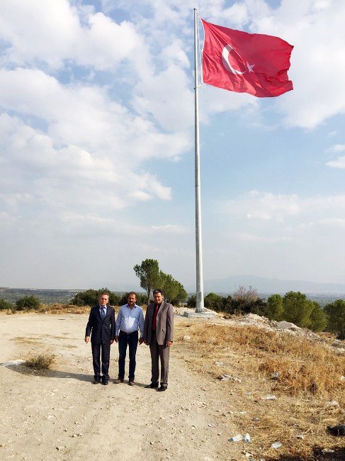 Saruhanlı Ovası’na Dev Türk Bayrağı