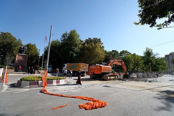 Atatürk Anıtı Önününde Menfez Köprü Yapımına Başlandı