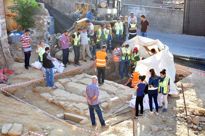 Temel Kazısında 2 Bin 400 Yıllık Oda Mezar Bulundu