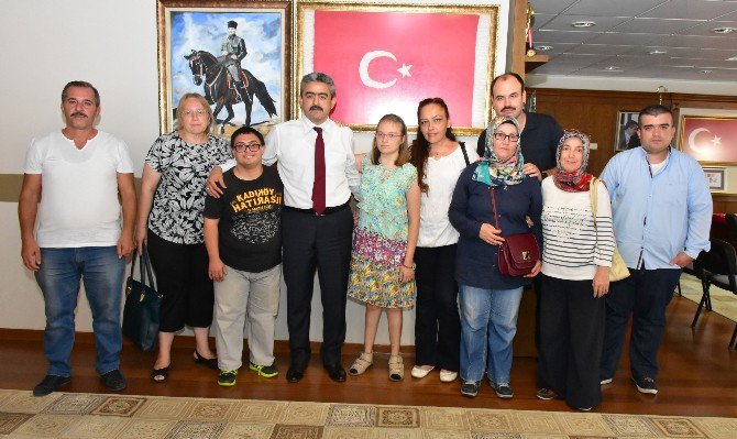 Engelli Gençlerden Başkan Alıcık’a Plaket