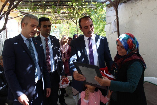 Şehit Oğlunun Fotoğrafı Hediye Edilen Anne Gözyaşlarını Tutamadı