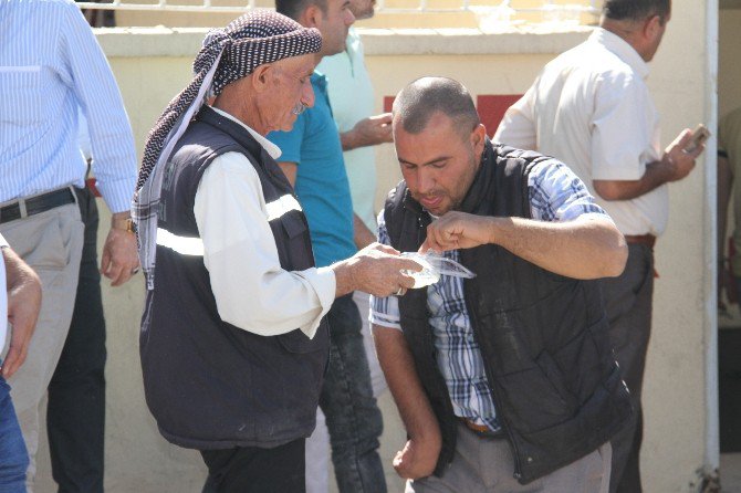 Silopi’de Cuma Namazı Çıkışı Vatandaşlara Aşure Dağıtıldı