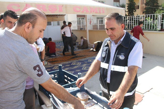 Silopi’de Cuma Namazı Çıkışı Vatandaşlara Aşure Dağıtıldı