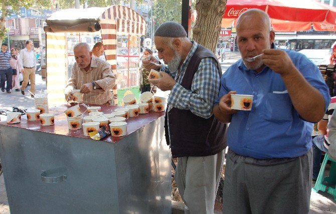 İkra Koleji Vatandaşlara Aşure Dağıttı