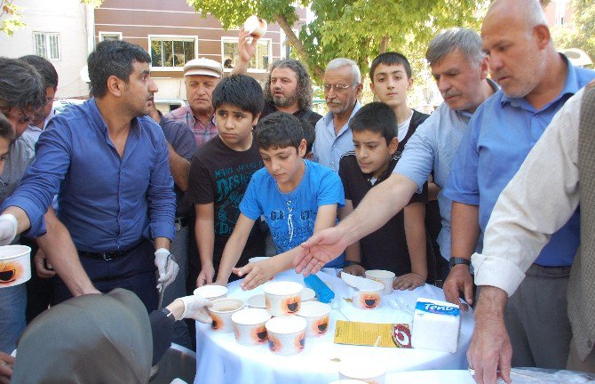 İkra Koleji Vatandaşlara Aşure Dağıttı