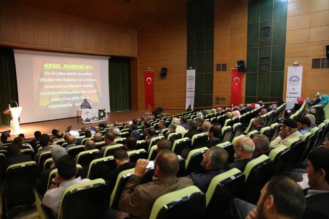 Bayburt’ta ‘Müslümanca Düşünme Ve Yaşama Sorunumuz’ Konferansı