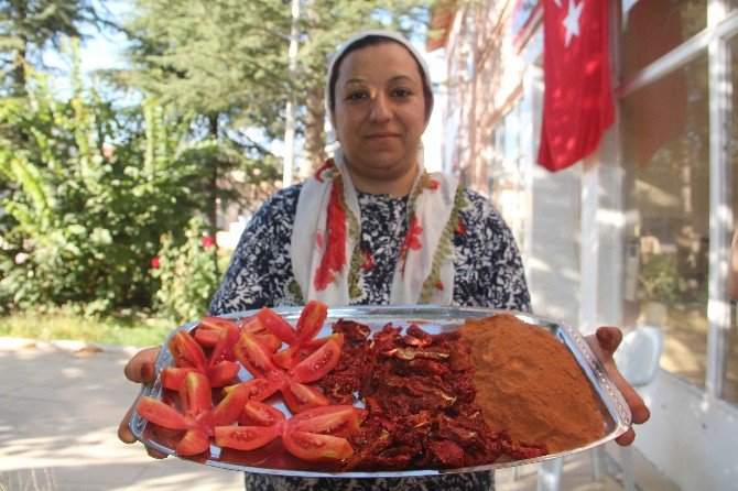 Türkiye’de Bir İlk, Çiftçi Kadınlar Domatesten Un Yaptı