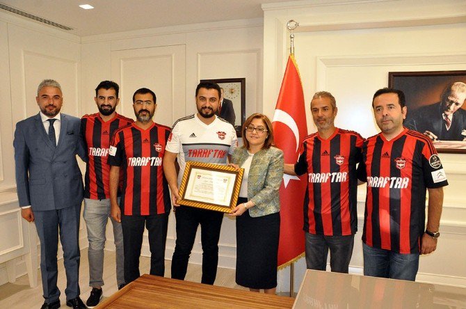 Fatma Şahin’e Gaziantepspor Onursal Başkanlık Unvanı Verildi